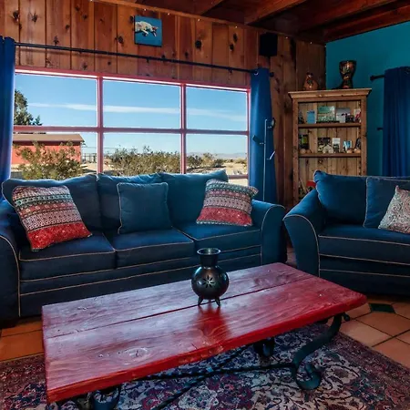 Chuck'S Cabin In A Joshua Tree Community